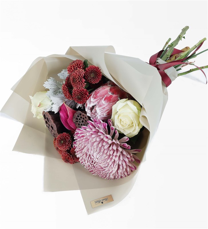 Coral - Protea Anastasya Gala Ve Lotus Çiçek Buketi