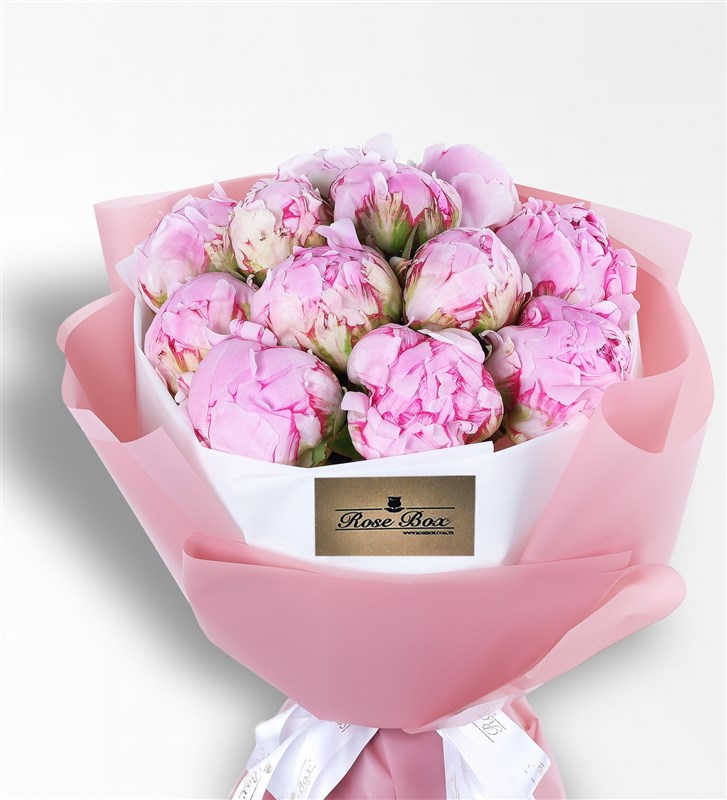 Pembe Ambalajında Pembe Şakayık Buketi