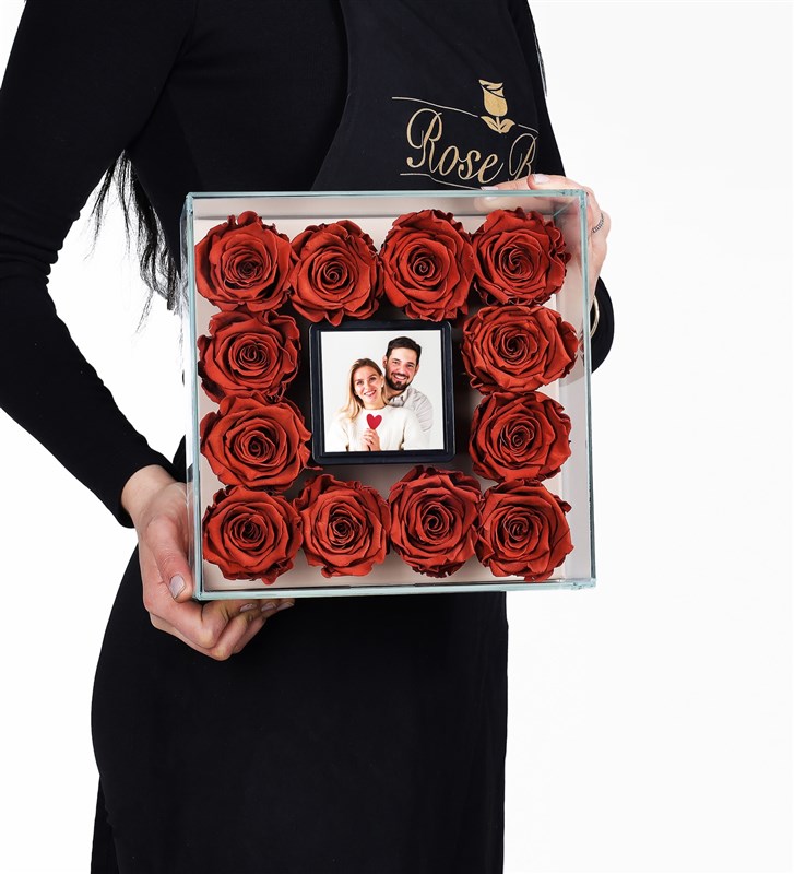 Kişiye Özel Fotoğraflı Cam Kutuda 12 Adet Karamel Solmayan Gül