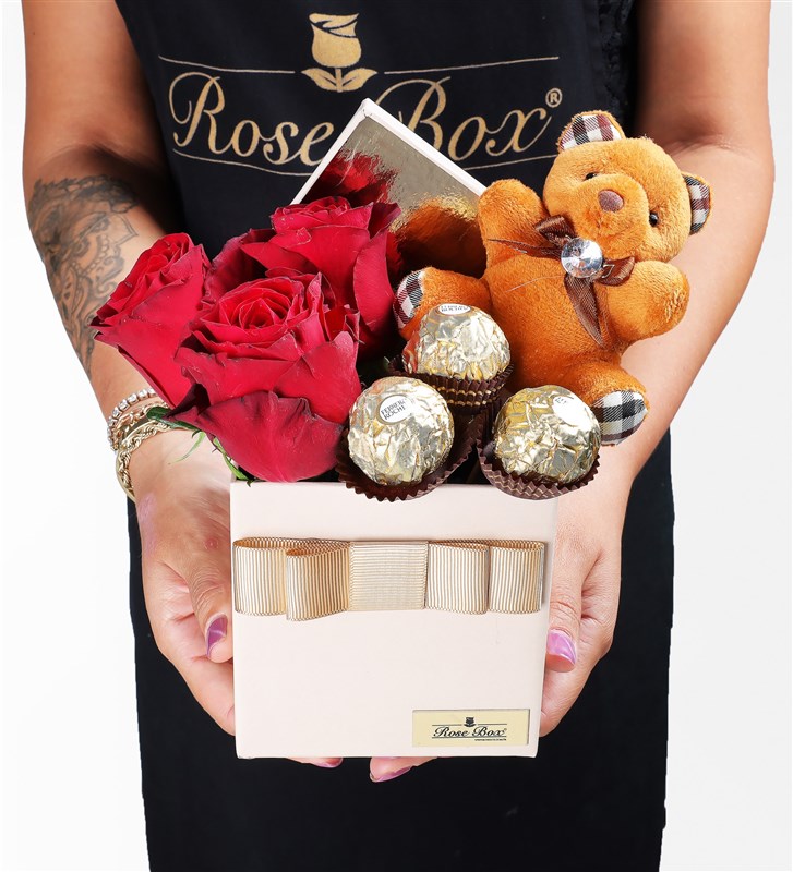 Bej Kutuda, 3 Kırmızı Gül, Ayıcık, Rocher Çikolatalı Set