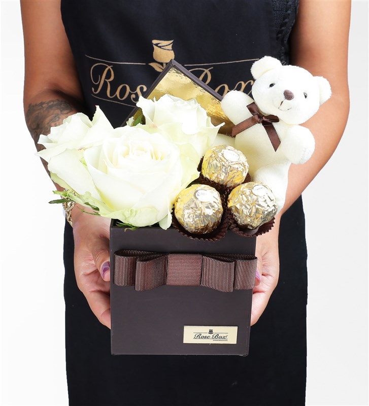 Kahve Kutuda, 3 Beyaz Gül, Ayıcık, Rocher Çikolatalı Set