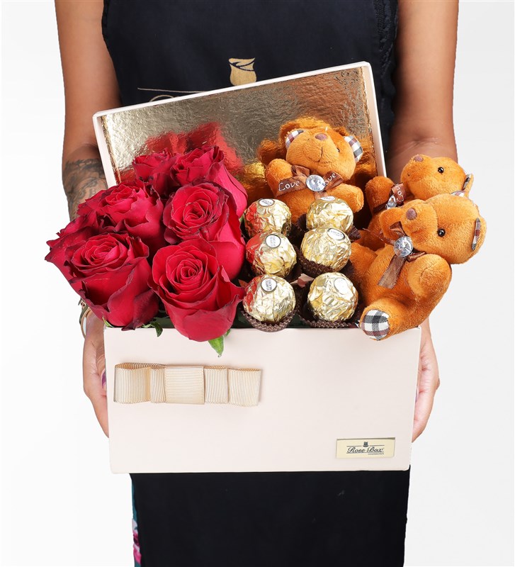 XL Bej Kutuda, 7-8 Kırmızı Gül, 3 Ayıcık, Rocher Çikolatalı Set