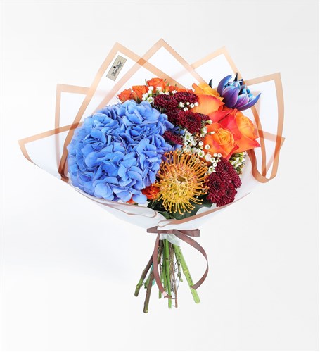 Wild Bloom Buket - Mavi Ortanca, Lecuspermum, Turuncu Ekvator Gülleri, Galaksi Lale ve Prupetta Red Santini