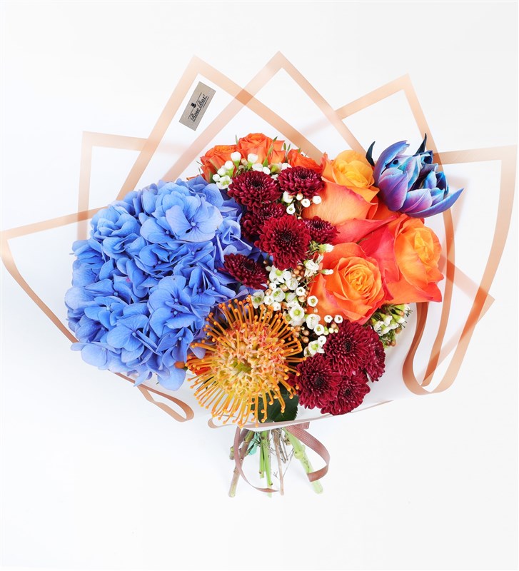 Wild Bloom Buket - Mavi Ortanca, Lecuspermum, Turuncu Ekvator Gülleri, Galaksi Lale ve Prupetta Red Santini