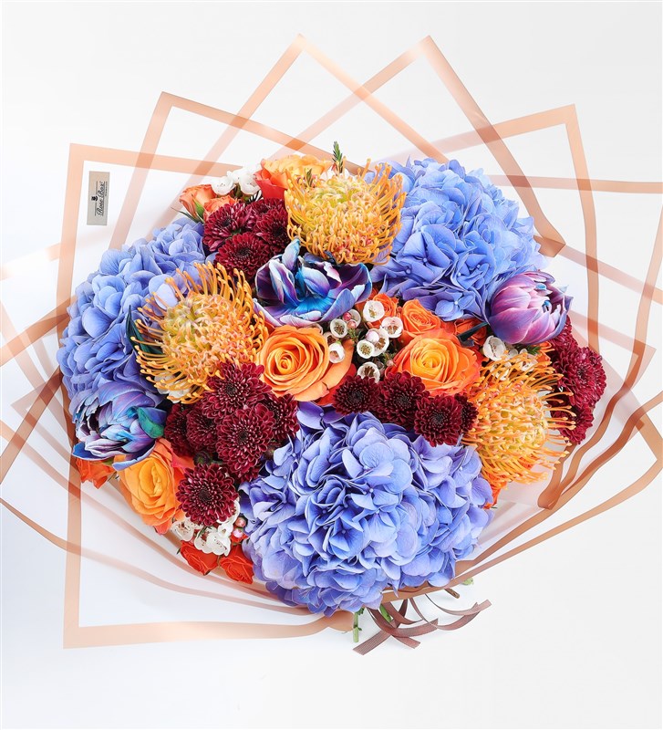 Wild Bloom XL Buket - Mavi Ortanca, Lecuspermum, Turuncu Ekvator Gülleri, Galaksi Lale ve Prupetta Red Santini
