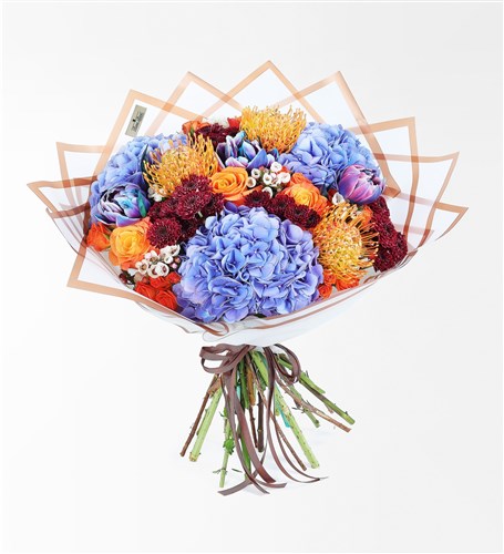 Wild Bloom XL Buket - Mavi Ortanca, Lecuspermum, Turuncu Ekvator Gülleri, Galaksi Lale ve Prupetta Red Santini