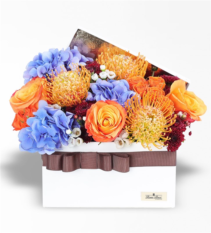 Wild Bloom In Box - Kutuda Mavi Ortanca, Lecuspermum, Turuncu Ekvator Gülleri, Galaksi Lale ve Prupetta Red Santini