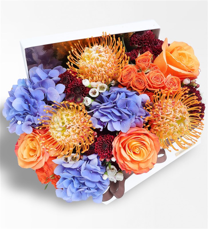 Wild Bloom In Box - Kutuda Mavi Ortanca, Lecuspermum, Turuncu Ekvator Gülleri, Galaksi Lale ve Prupetta Red Santini