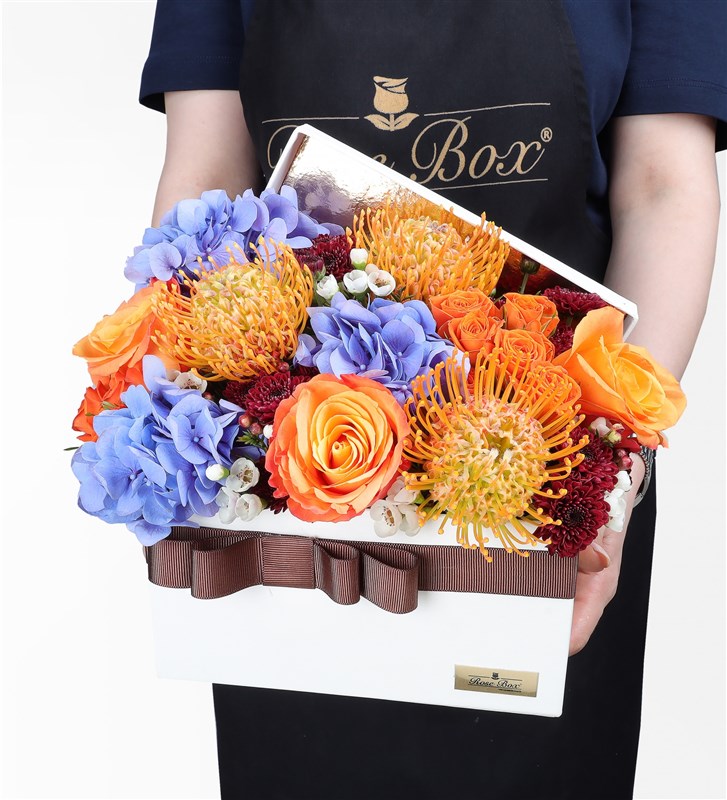 Wild Bloom In Box  & Lure Chocolate By Swissôtel 10'lu