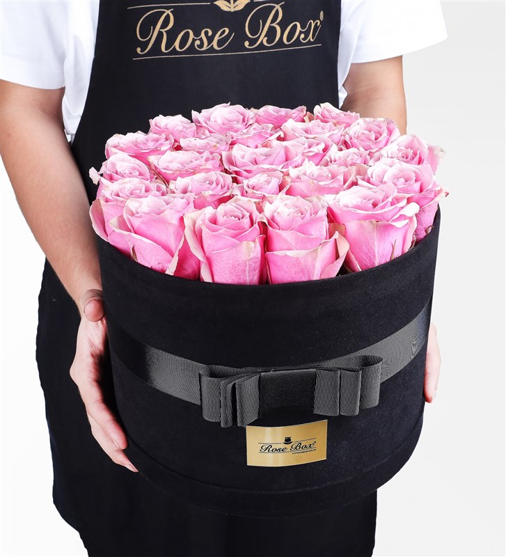 Orta Boy Siyah Kadife Kutuda Pembe Güller