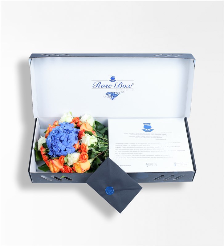 Sapphire - Mavi Ortanca Ve Turuncu Beyaz Güller